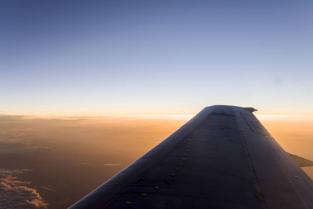 飞机机翼上的美丽日落景色