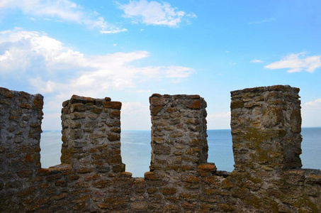 一座古城堡的城墙, 在海天的背景下