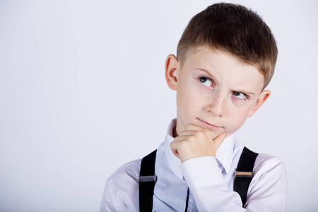 思维的男孩图片-思维的男孩素材-思维的男孩插画-摄图新视界