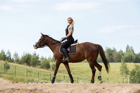 在马场骑马的美女图片