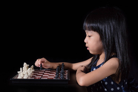 亚洲中国小姑娘下棋