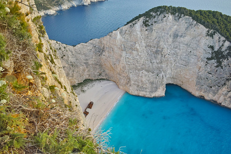 蓝色的海水 Navagio 沉船海滩，扎金索斯