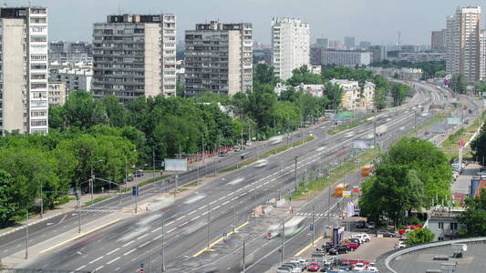 交通在莫斯科，俄罗斯 4 k 的雅罗斯拉夫尔公路高架的路游戏中时光倒流立交桥上的顶视图