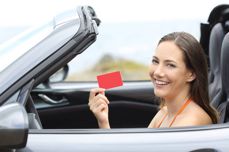 司机显示一个空的信用卡在一辆敞篷车在夏天假期