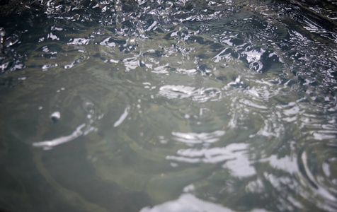 雨水滴落在水面上