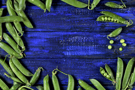 绿色豌豆在蓝色木质背景, 复制空间