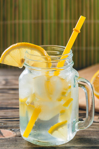用新鲜柠檬柠檬水。健康的食品和饮料的概念
