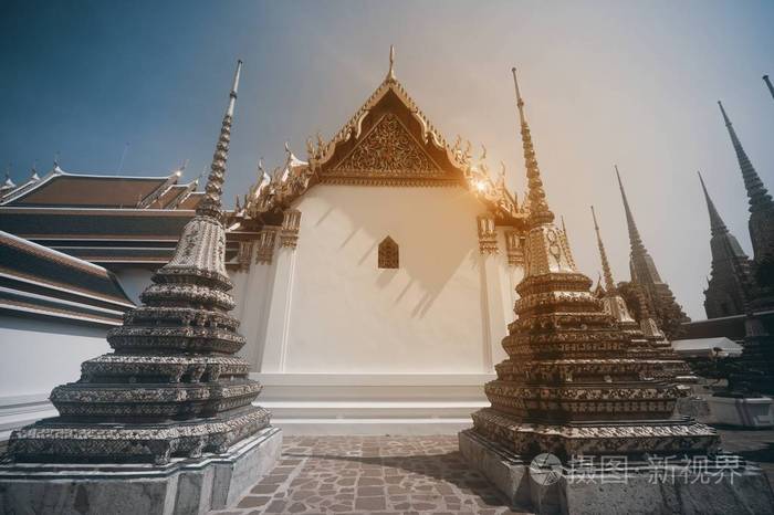 在曼谷的 chedis 寺, 在阳光明媚的日子里, 建筑艺术和许多华丽的装饰。泰国地标