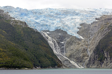 冰川和瀑布在深山