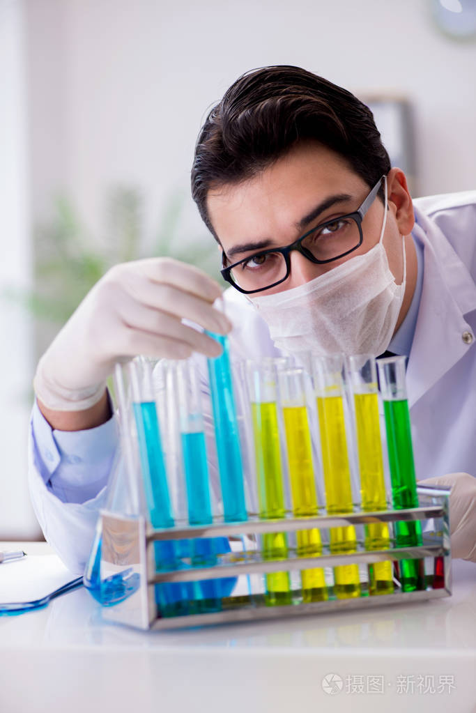 医生在实验室工作