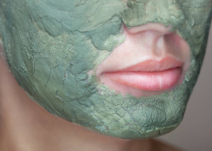 将面具从泥土中涂抹到漂亮女人脸上的程序.