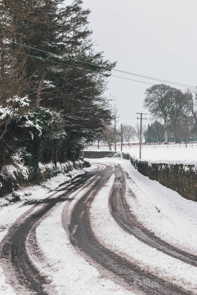 非常危险的道路在风暴艾玛, 也被称为野兽从东部, 爱尔兰在3月初 在道路上没有轮胎标记, 没有人在红色天气警告旅行