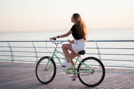 骑自行车的乐趣图片