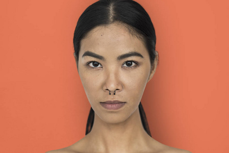 穿的鼻环的女人照片