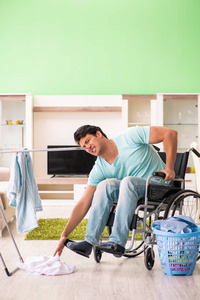 残疾人在轮椅上洗衣服