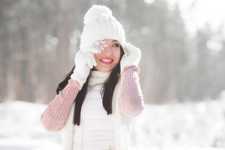 冬季背景下有雪花的年轻快乐女人肖像