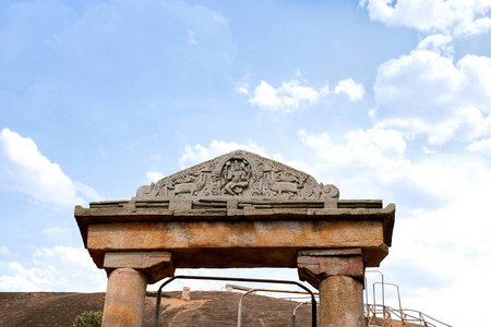 网关和岩石切割步骤导致 Gomateshwara 寺, Vindhyagiri 山, Shravanbelgola, 卡纳塔印度