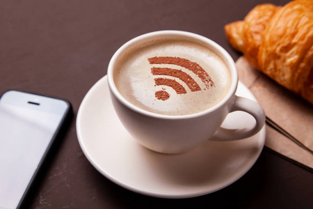 一杯咖啡, 上面有 Wifi 标志的泡沫。免费接入点到互联网 Wifi。我喜欢带牛角面包的咖啡歇