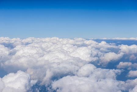 云彩和天空从飞机窗口视图