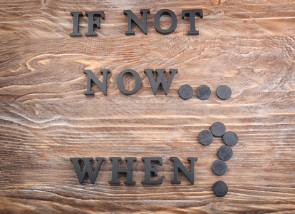 短语 现在不是。什么时候 从木桌上的字母组成。时间管理概念