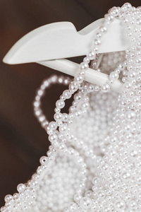 细节闪亮的婚纱与珍珠和宝石, 特写
