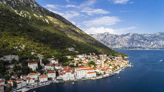 Perast 镇的空中美景。黑山。Kotor 湾 Perast 镇