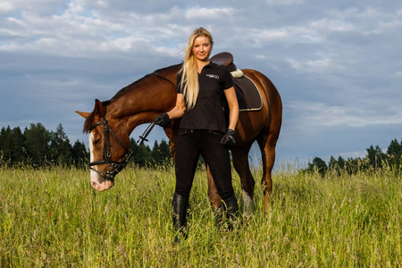 在马场骑马的美女图片