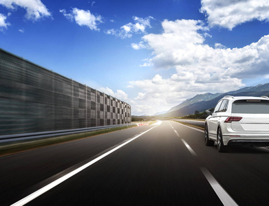 汽车行驶在乡间图片