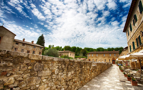 老热浴在中世纪村庄 Bagno Vignoni, 托斯卡纳, 意大利或温泉水池在古色古香的意大利镇或意大利, 托斯卡纳, 欧洲
