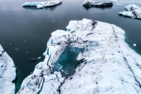 鸟瞰的冰山漂浮在 Jokulsarlon 泻湖所以