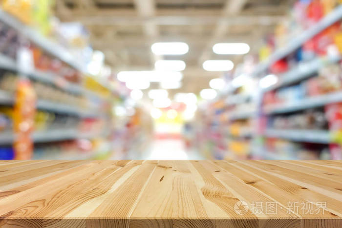 实木台面上模糊超市背景