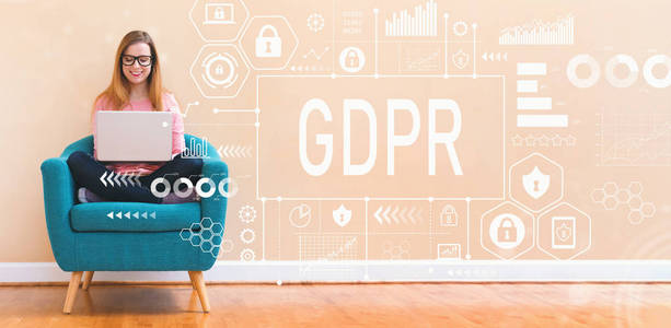 Gdpr 与年轻女子使用膝上型电脑