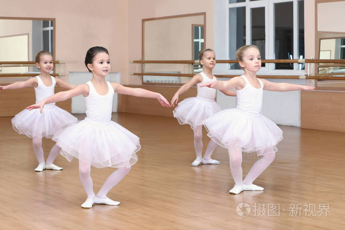 一群漂亮的小女孩在课堂上练习芭蕾