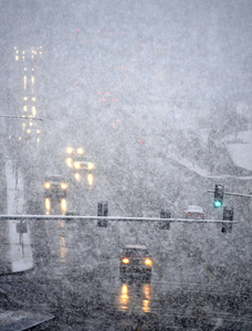 驾驶在冬季风暴与暴雪雪