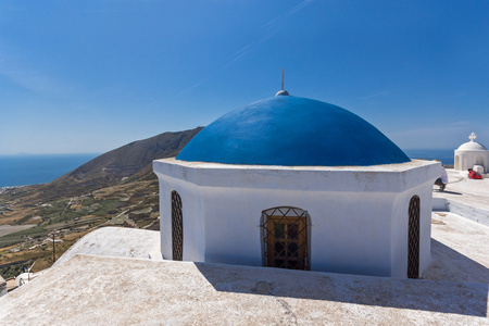 蓝色屋顶的教堂和全景视图到锡拉，希腊圣托里尼岛