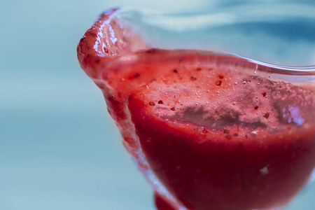 玻璃碗里的草莓酱
