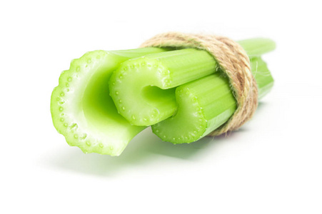 捆绑的新鲜绿色芹菜茎上白色背景抠出孤立