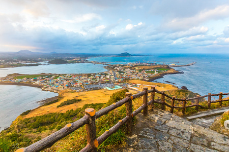 查看从城山日出峰山在韩国济洲岛