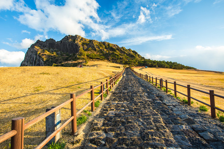 城山日出峰山在韩国济州岛的视图