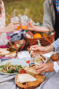 在公园野餐毯上, 用各种可口的食物和饮料结束美丽的野餐