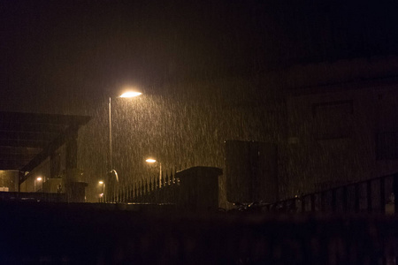 风雨交加图片夜晚图片