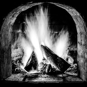 壁炉里着火了。 黑白照片。