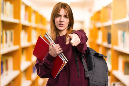 学生妇女在不专心的背景下大喊大叫