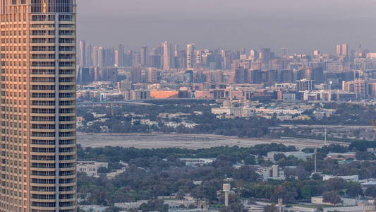 在阿联酋的日落 timelapse, 德伊勒和沙迦地区的天际线视图。从迪拜市中心的屋顶鸟瞰。德伊勒地区历史上一直是迪拜的商业中心