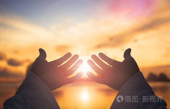 上帝救赎的概念: 人的手张开手掌崇拜