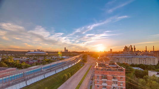 第三环路交通在日落 timelapse 从屋顶鸟瞰。摩天大楼和体育场的背景。第三环是莫斯科最新的环城公路, 位于市中心和莫斯科环