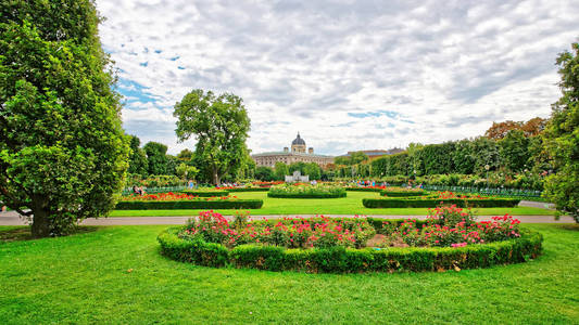 Volksgarten 或与女皇伊丽莎白纪念碑维也纳人民花园