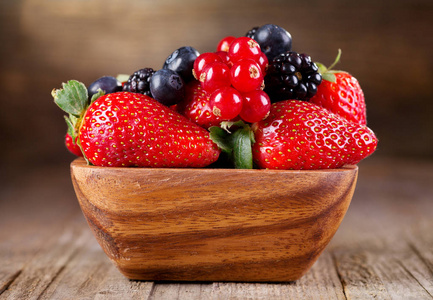 碗的新鲜浆果照片