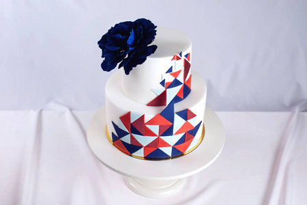 漂亮的婚礼蛋糕装饰着大蓝玫瑰顶上