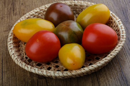 新鲜成熟的番茄混合